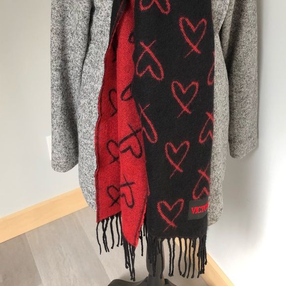 Victoria’s Secret Reversible Black And Red Heart Print Winter Knit Fringed Scarf - Picture 6 of 8